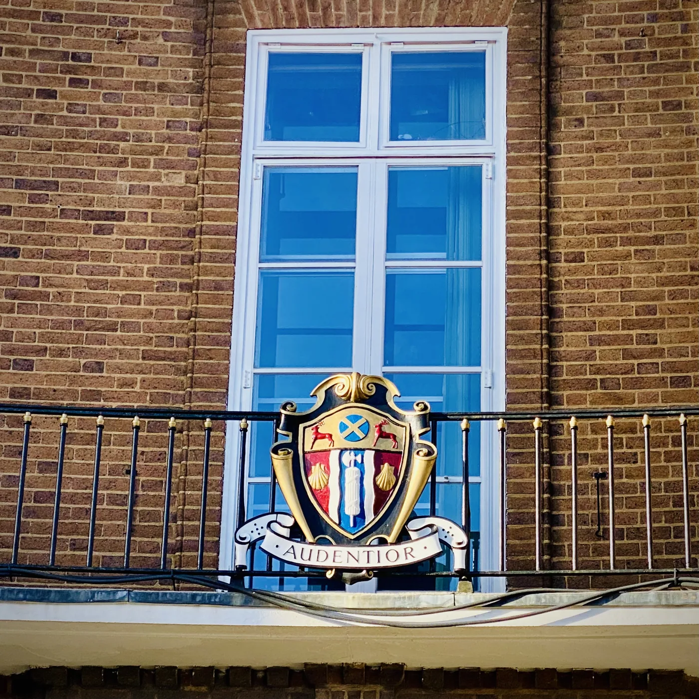 The borough coat of arms on the front of Watford Town Hall, carrying the motto the awards are named after